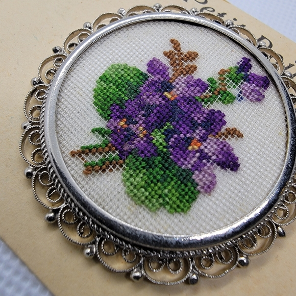 Vintage Petit Point Embroidered Brooch Pin Handmade in Vienna - Picture 2 of 6